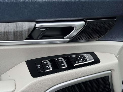 Used 2024 Kia Telluride EX w/ EX Captain's Chair Package image 19