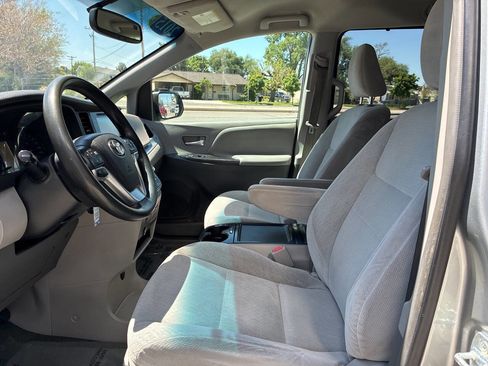 Used 2015 Toyota Sienna LE FWD image 7