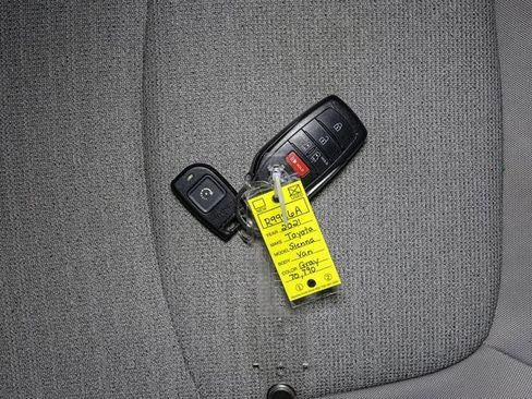 Used 2021 Toyota Sienna LE image 34