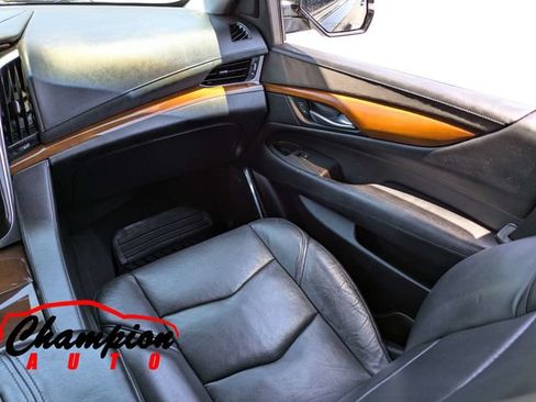 Used 2017 Cadillac Escalade Premium Luxury RWD image 23