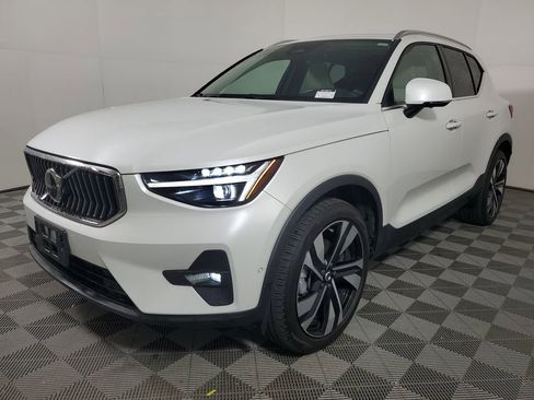 Certified 2024 Volvo XC40 B5 Plus w/ Climate Package AWD/4WD image 4