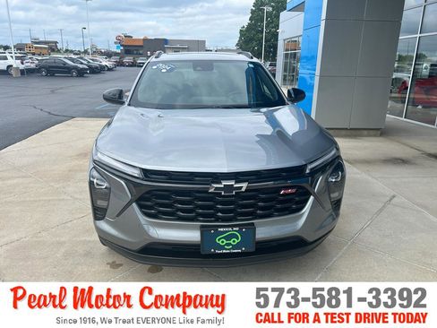 Used 2024 Chevrolet Trax RS w/ Sunroof Package FWD image 2