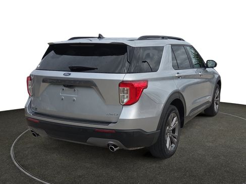 Used 2021 Ford Explorer XLT w/ Equipment Group 202A AWD/4WD image 6