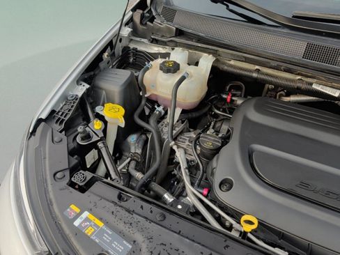 Used 2024 Chrysler Pacifica Touring-L image 19