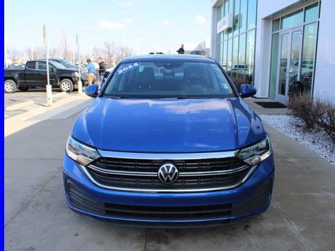 Used 2024 Volkswagen Jetta SE image 2