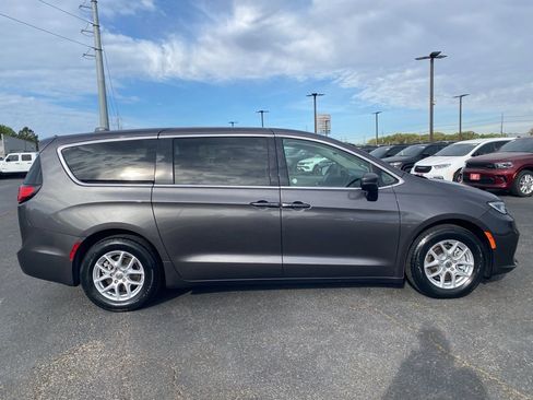 Used 2023 Chrysler Pacifica Touring-L image 8