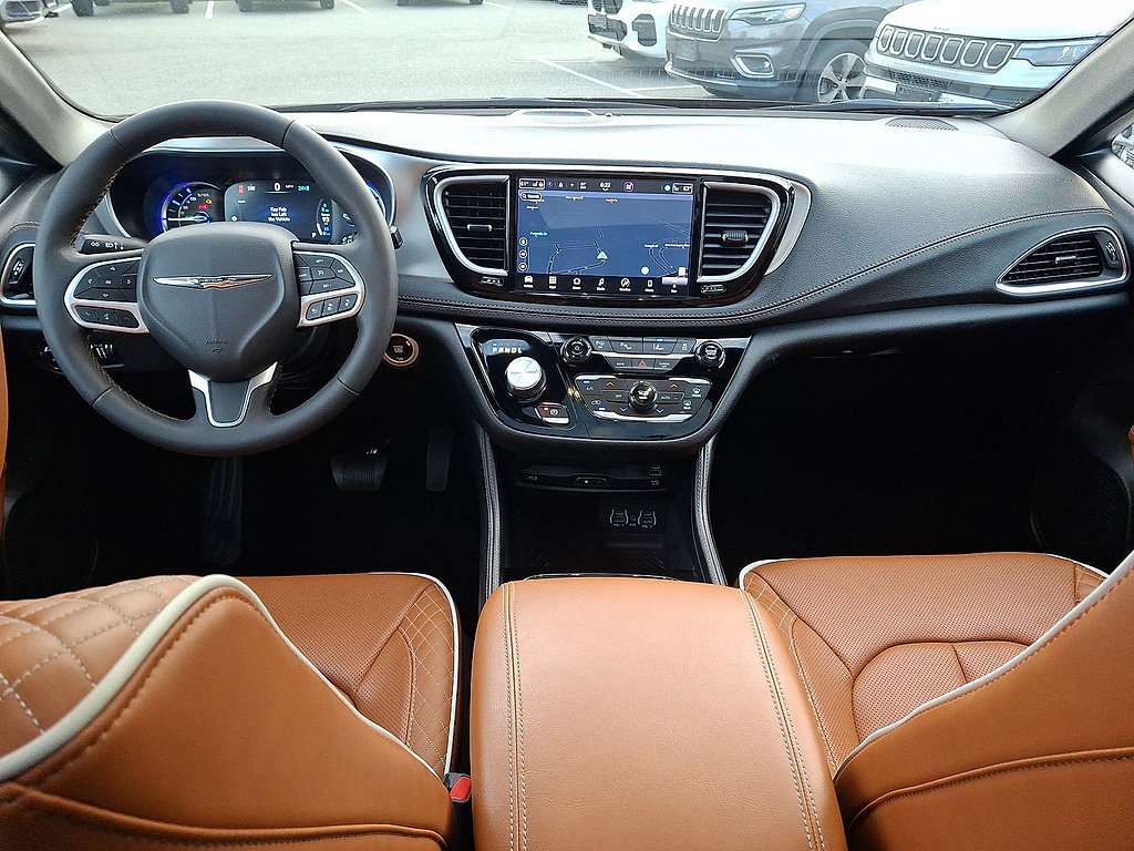 Used 2025 Chrysler Pacifica Pinnacle FWD image 10