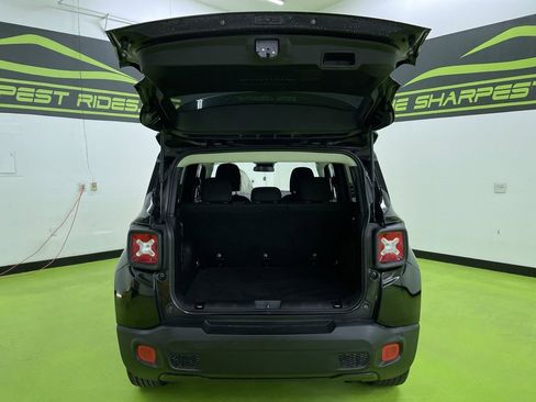 Used 2017 Jeep Renegade Latitude w/ Cold Weather Group image 9