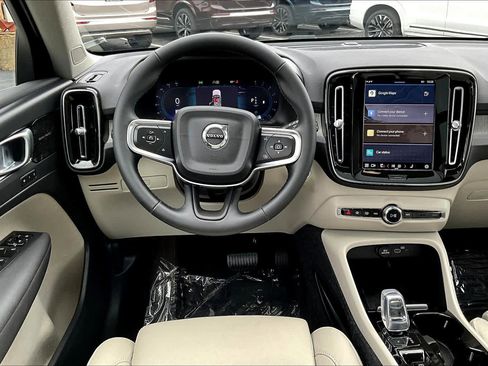 Certified 2023 Volvo XC40 B5 Ultimate w/ Protection Package Premier image 5
