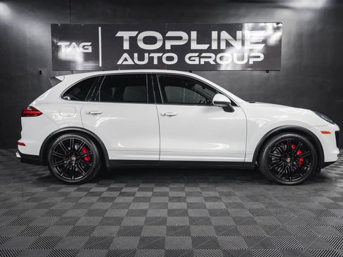 Used 2015 Porsche Cayenne Turbo image 18