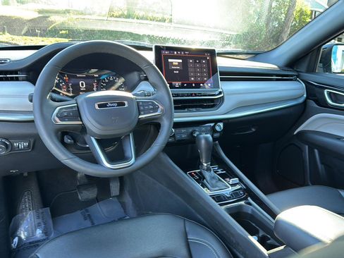 Used 2025 Jeep Compass Limited image 16