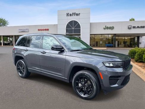 Certified 2025 Jeep Grand Cherokee Altitude AWD/4WD image 2