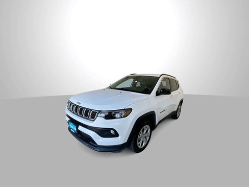 Used 2024 Jeep Compass Latitude image 4