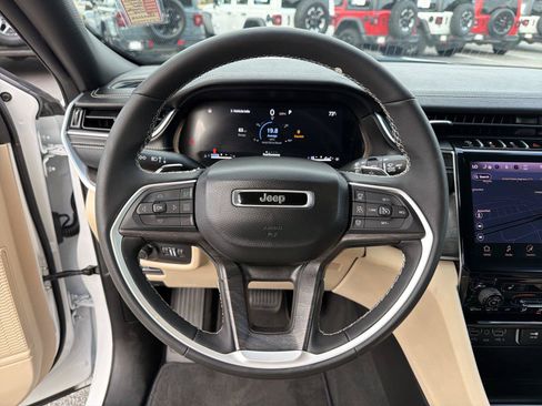 Used 2025 Jeep Grand Cherokee Limited AWD/4WD image 23