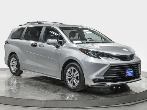 Used 2025 Toyota Sienna XLE w/ XLE Plus Package AWD/4WD image 9