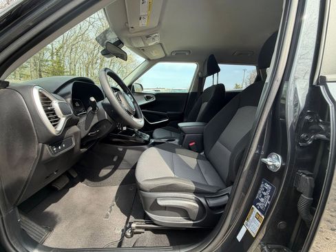 Used 2025 Kia Soul LX w/ LX Technology Package FWD image 24