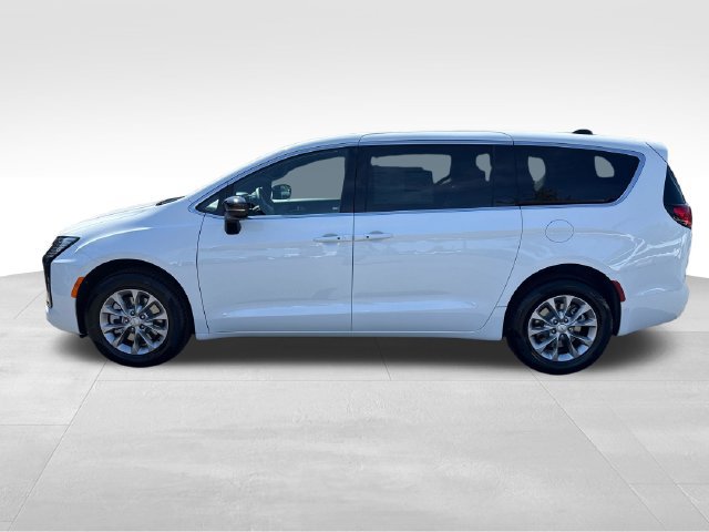 New 2027 Chrysler Pacifica Select AWD/4WD image 4