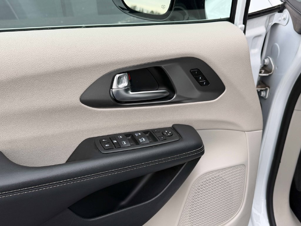 Used 2024 Chrysler Pacifica Touring-L FWD image 27