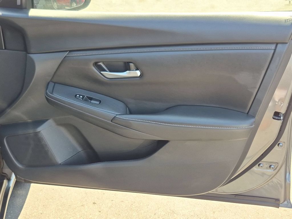 Used 2025 Nissan Sentra SV FWD image 33
