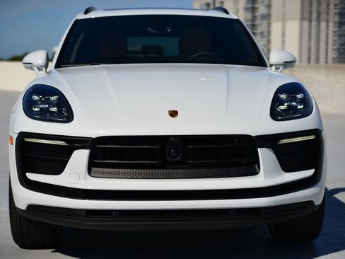 Certified 2026 Porsche Macan AWD/4WD image 6