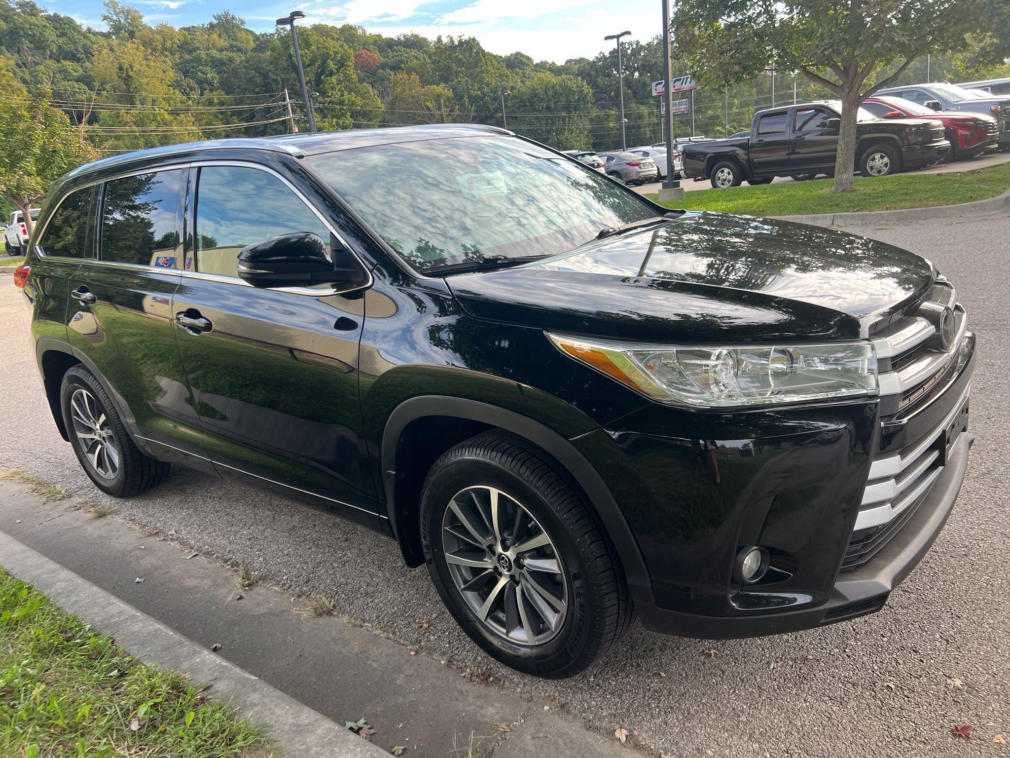 Used 2018 Toyota Highlander XLE AWD/4WD image 3
