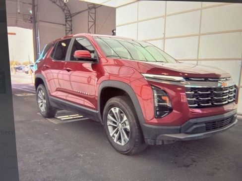 Used 2025 Chevrolet Equinox LT w/ Safety and Technology Package image 8