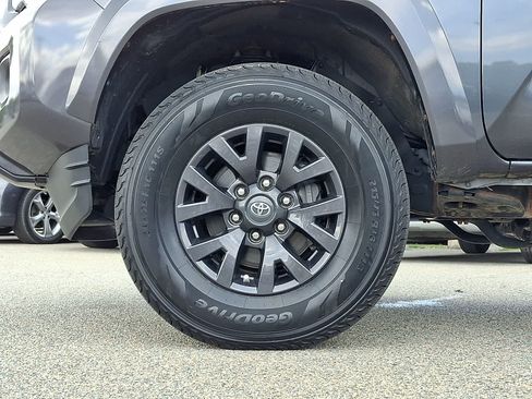 Certified 2021 Toyota Tacoma SR5 AWD/4WD image 11