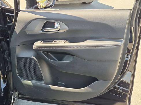 Used 2025 Chrysler Pacifica Select FWD image 33