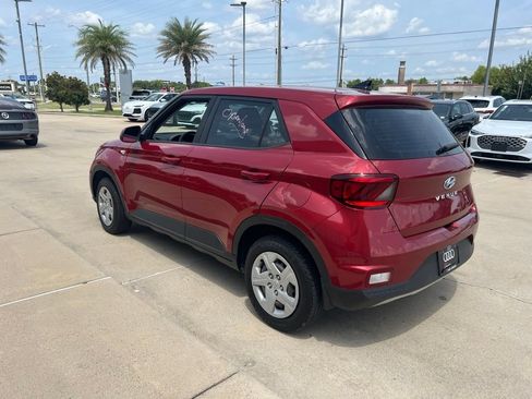 Used 2020 Hyundai Venue SE FWD image 3
