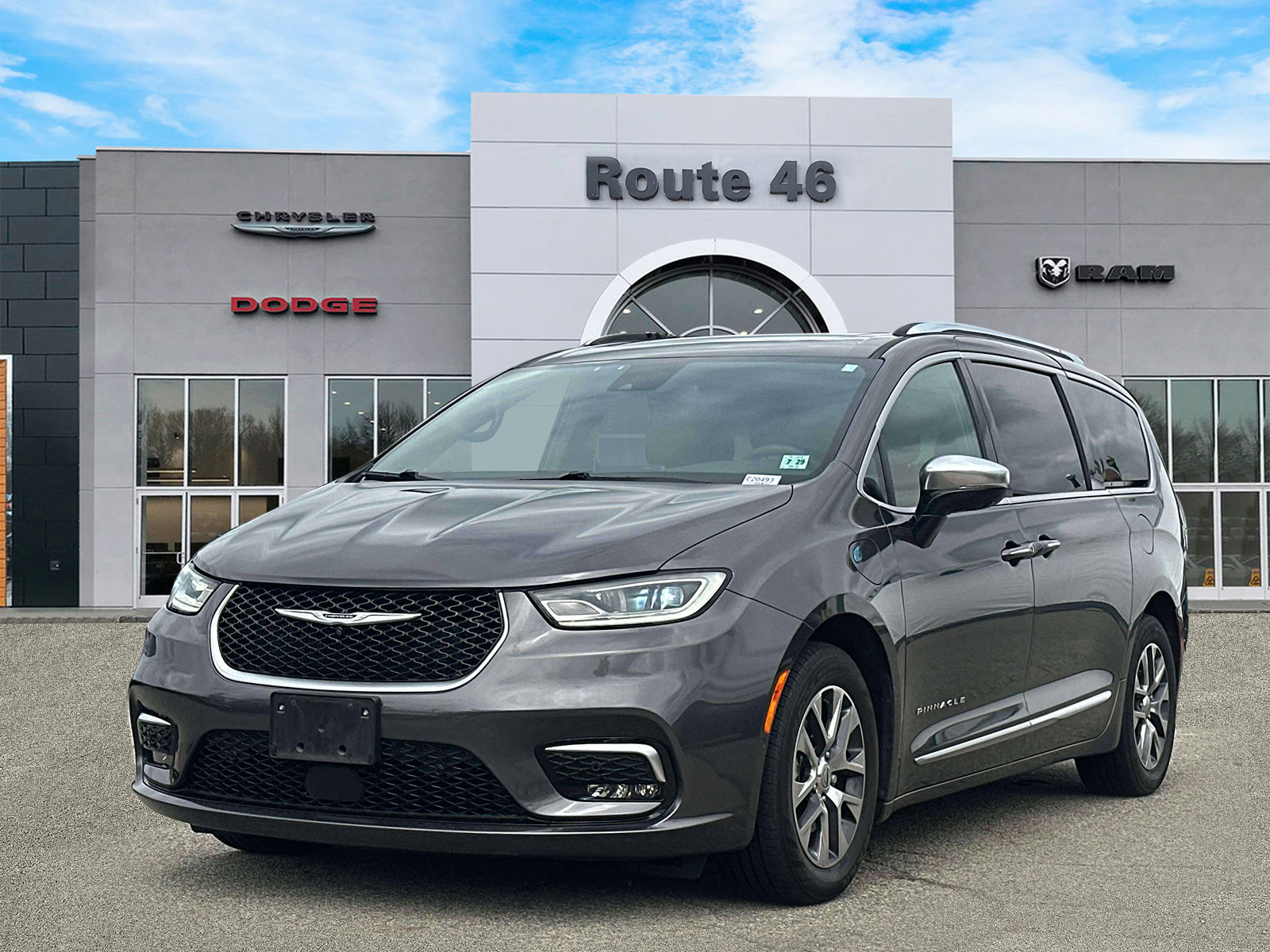 Used 2023 Chrysler Pacifica Pinnacle FWD image 2