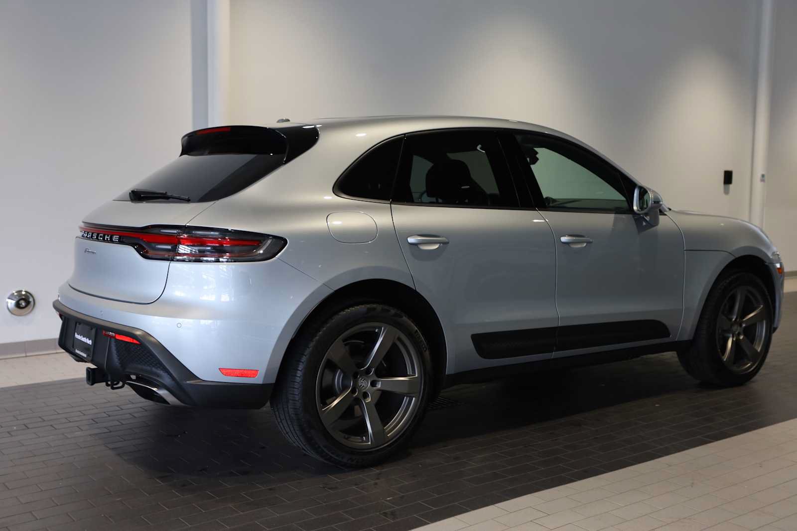 Used 2025 Porsche Macan AWD/4WD image 7