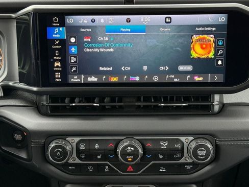 Used 2025 Jeep Wrangler Unlimited Sahara AWD/4WD image 24