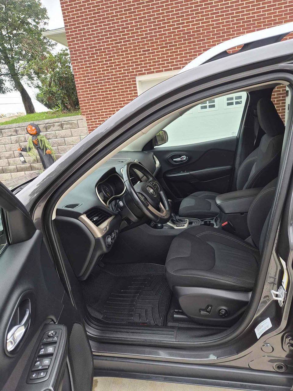 Used 2016 Jeep Cherokee Latitude w/ Comfort/Convenience Group AWD/4WD image 8