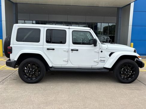 Used 2022 Jeep Wrangler Unlimited Sahara w/ Cold Weather Group AWD/4WD image 2