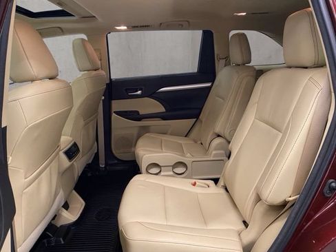 Used 2018 Toyota Highlander XLE AWD/4WD image 9
