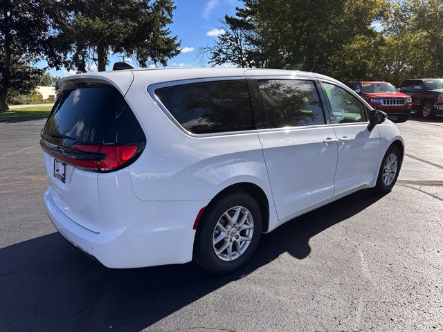 Used 2024 Chrysler Pacifica Touring-L FWD image 5