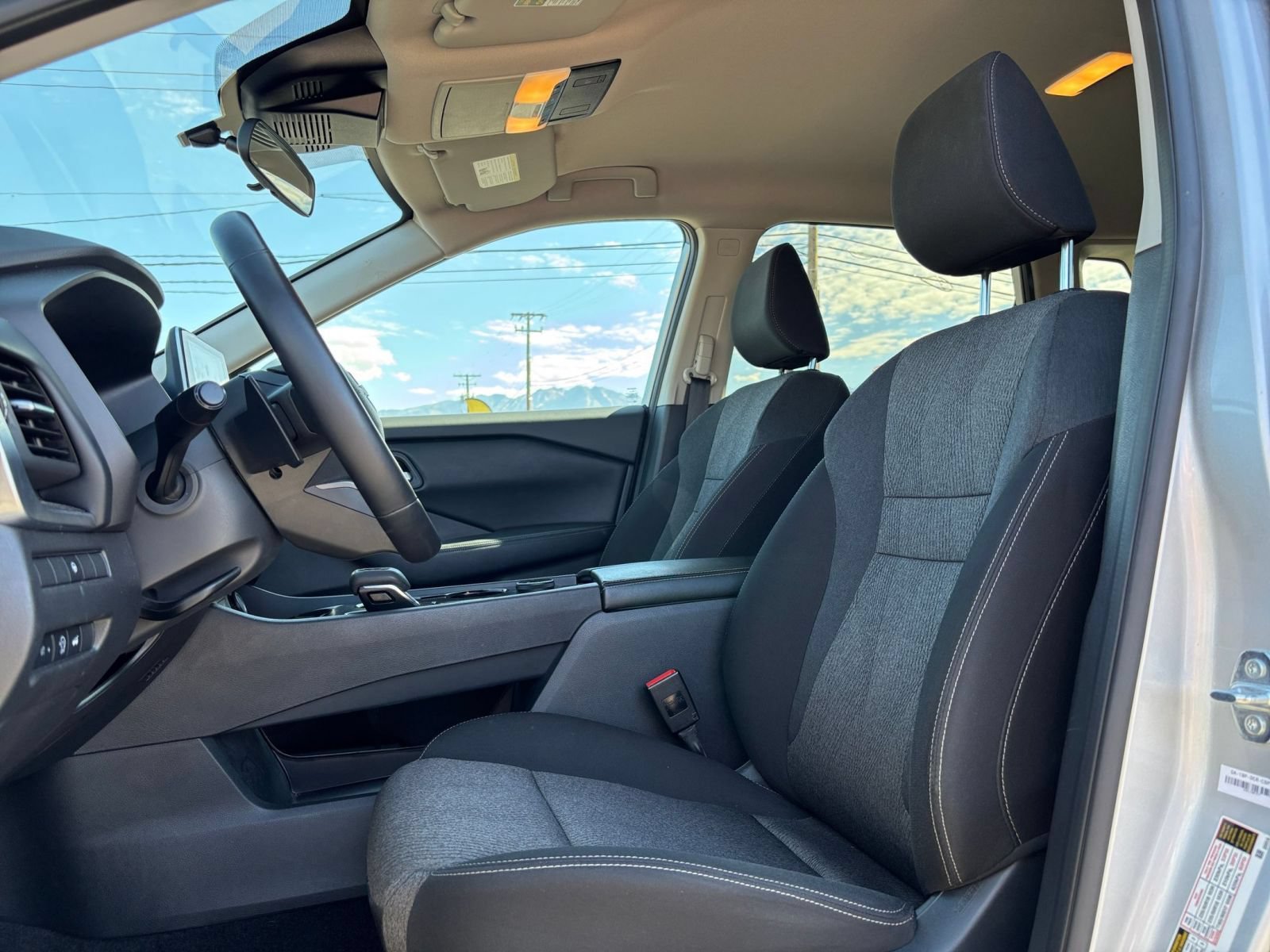 Used 2025 Nissan Rogue SV AWD/4WD image 28