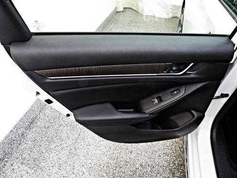 Used 2018 Honda Accord Touring image 9