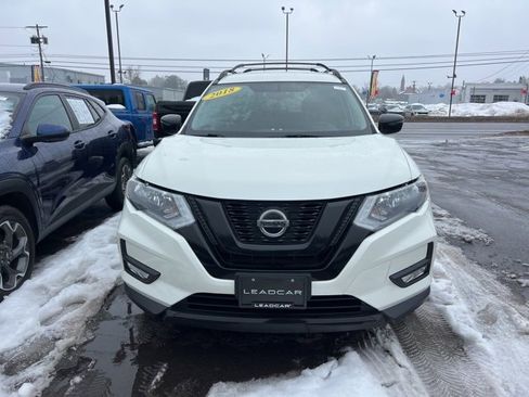 Used 2018 Nissan Rogue SV image 2