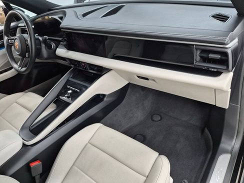 Used 2025 Porsche Macan 4S Electric AWD/4WD image 22