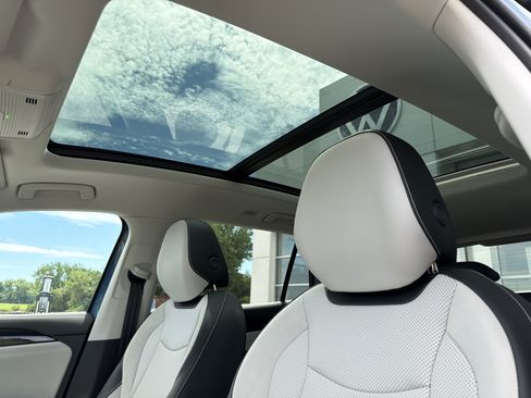 Used 2025 Volkswagen Tiguan SE w/ Panoramic Sunroof Package AWD/4WD image 20