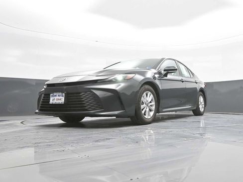 Used 2025 Toyota Camry LE w/ Convenience Package image 34