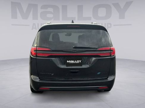Used 2024 Chrysler Pacifica Premium FWD image 4