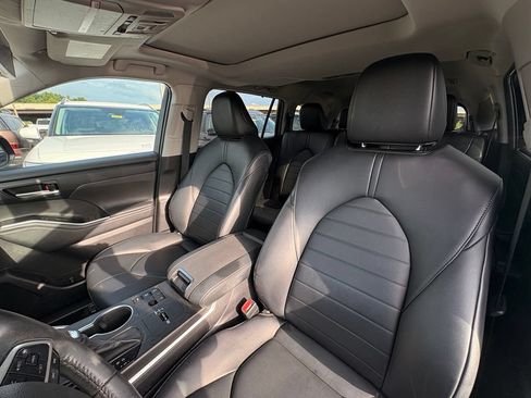 Used 2023 Toyota Highlander XLE AWD/4WD image 21