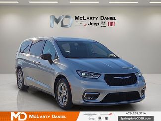 Used 2024 Chrysler Pacifica Limited video 1