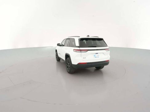 New 2025 Jeep Grand Cherokee Altitude image 9