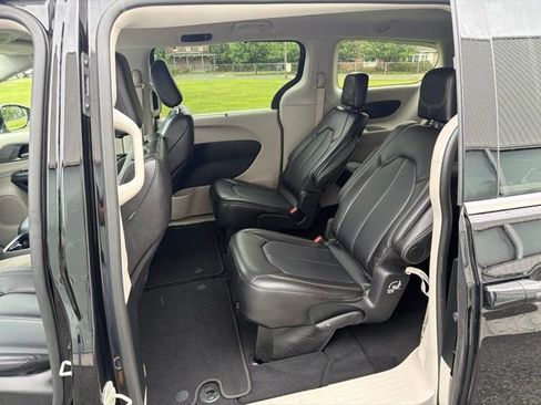 Used 2024 Chrysler Pacifica Touring-L FWD image 14