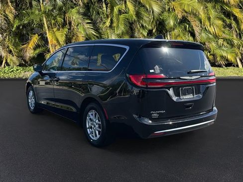 Used 2025 Chrysler Pacifica Select FWD image 8