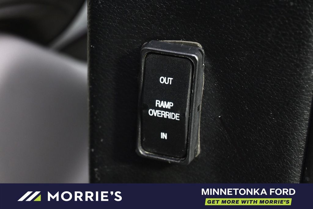 Used 2017 Chrysler Pacifica Limited FWD image 21