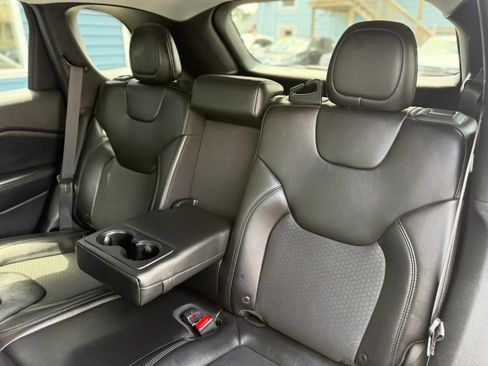 Used 2019 Jeep Cherokee Latitude Plus AWD/4WD image 32